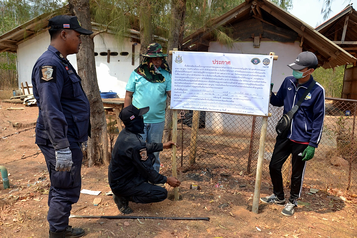 จนท.ป่าไม้ราชบุรีเข้าติดป้ายตรวจยึดที่ดินเขาสนฟาร์มของ"เอ๋ ปารีณา"แล้ว