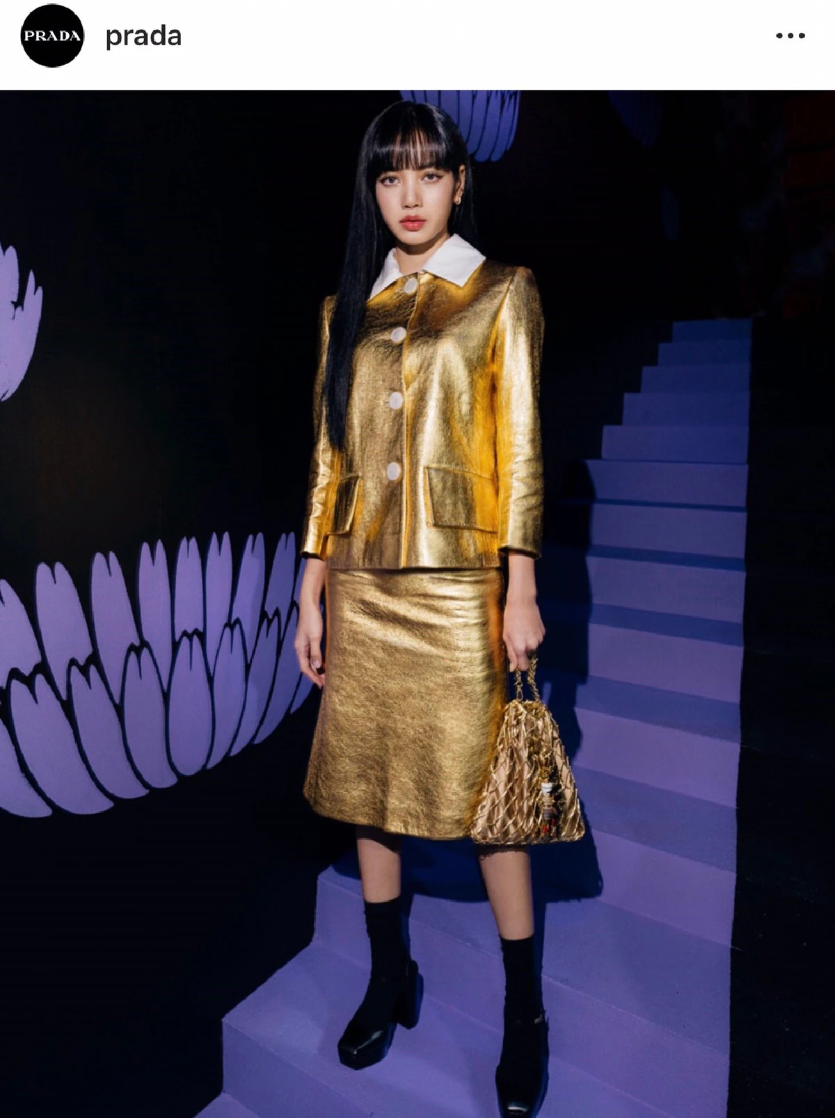 ลิซ่า BLACKPINK ในลุคสุดปังสีทองอร่ามจาก Prada ชมแฟชั่นโชว์ที่มิลาน