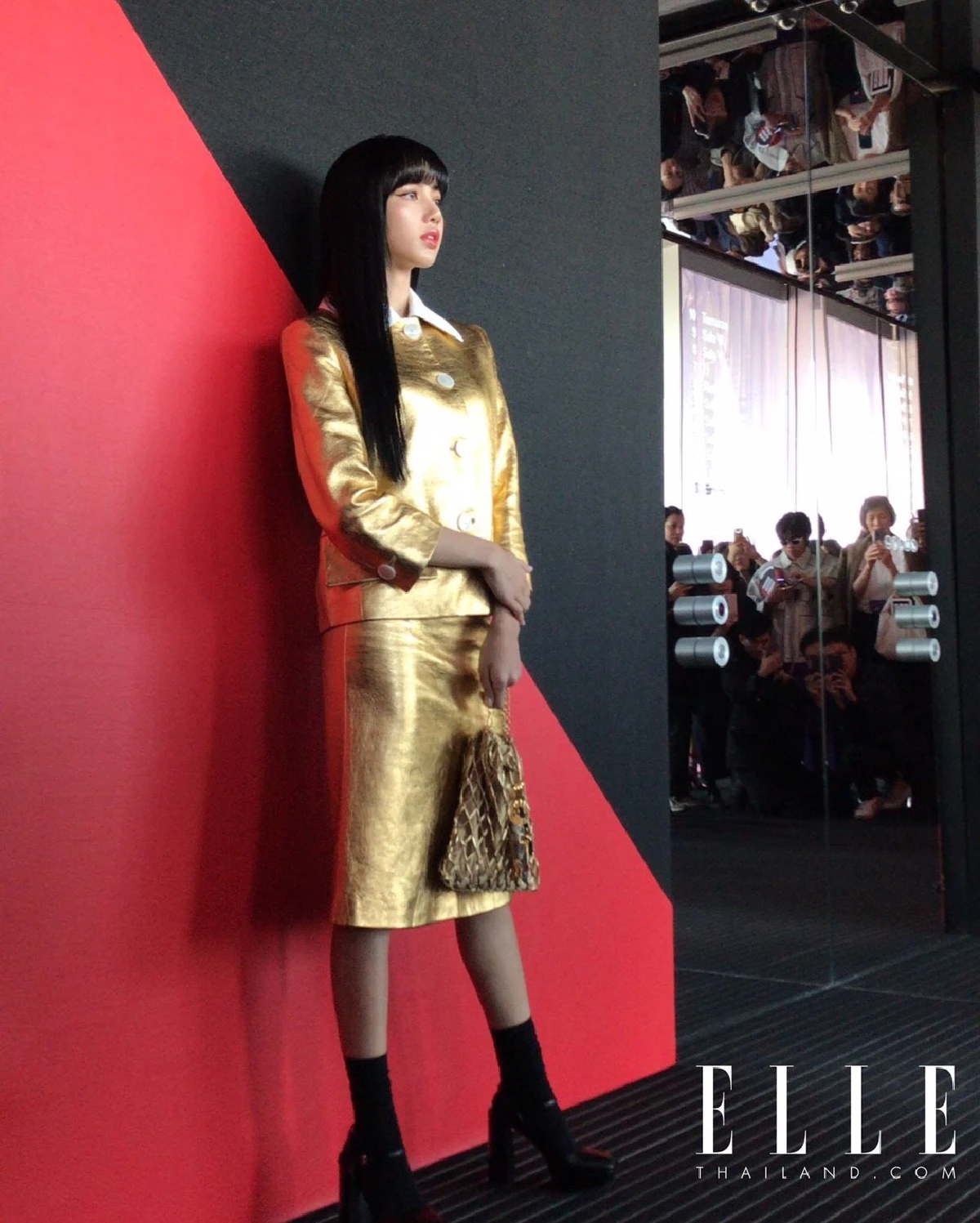 ลิซ่า BLACKPINK ในลุคสุดปังสีทองอร่ามจาก Prada ชมแฟชั่นโชว์ที่มิลาน