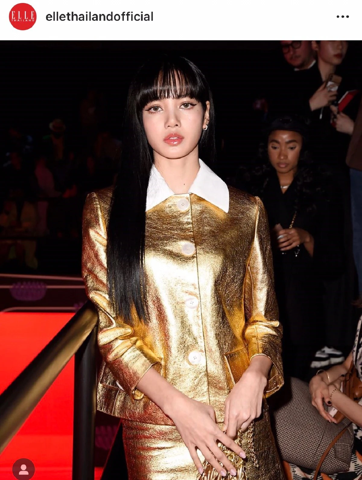 ลิซ่า BLACKPINK ในลุคสุดปังสีทองอร่ามจาก Prada ชมแฟชั่นโชว์ที่มิลาน