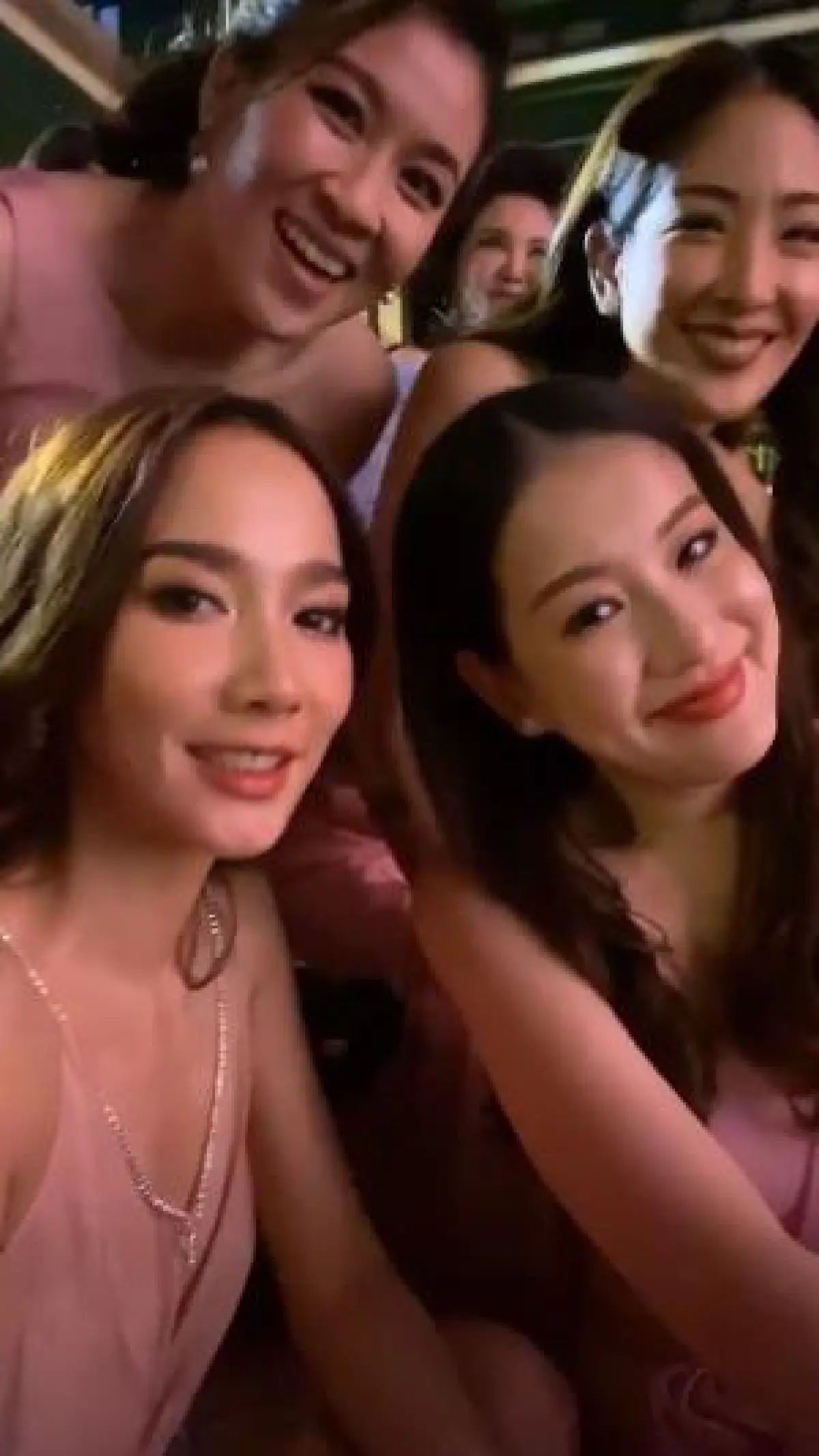 เก็บตกงานวิวาห์! เก๋ ชลลดา-ไฮโซพร้อม เพื่อนดาราคนดังร่วมยินดีเพียบ