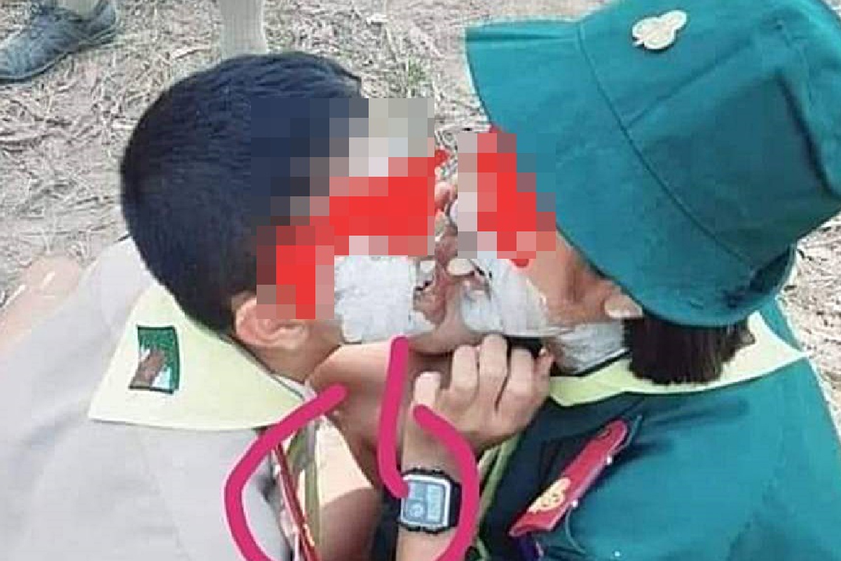 ครูให้ลูกเสือ-เนตรนารีคาบขนมปัง"ปากต่อปาก" ครูให้ลูกเสือ-เนตรนารีคาบขนมปัง"ปากต่อปาก"