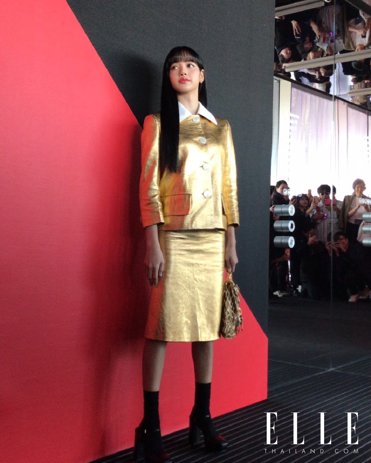 ลิซ่า BLACKPINK ในลุคสุดปังสีทองอร่ามจาก Prada ชมแฟชั่นโชว์ที่มิลาน