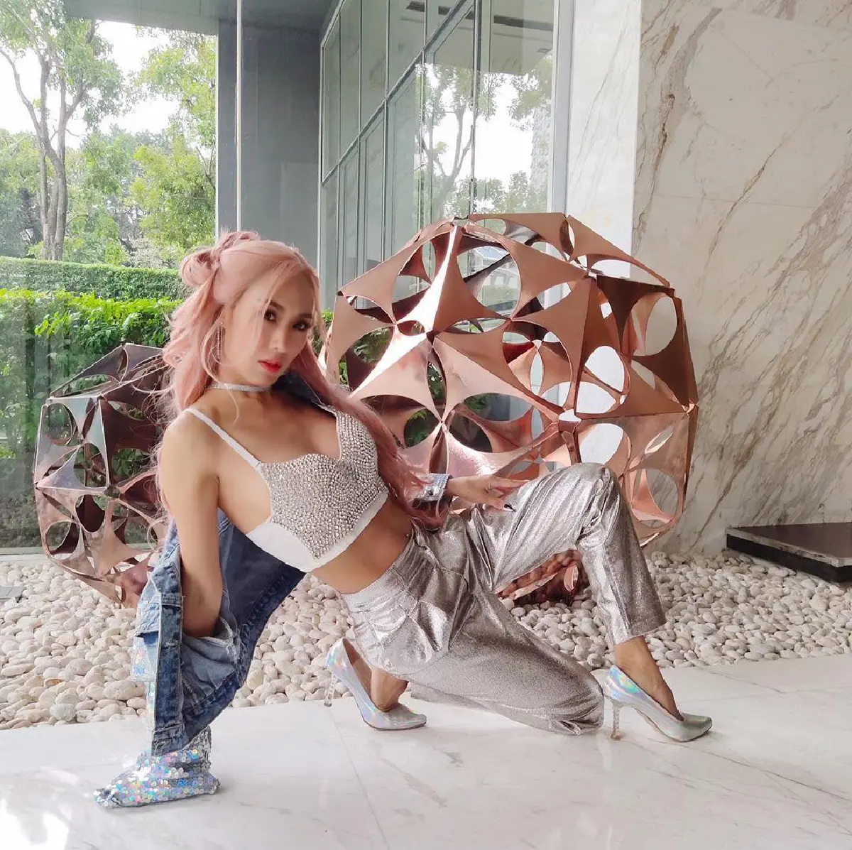 เซ็กซี่แม่ลูกหนึ่ง! เด็บบี้ บาซู อวดหุ่นเป๊ะปังในชุดทูพีซสีดำ