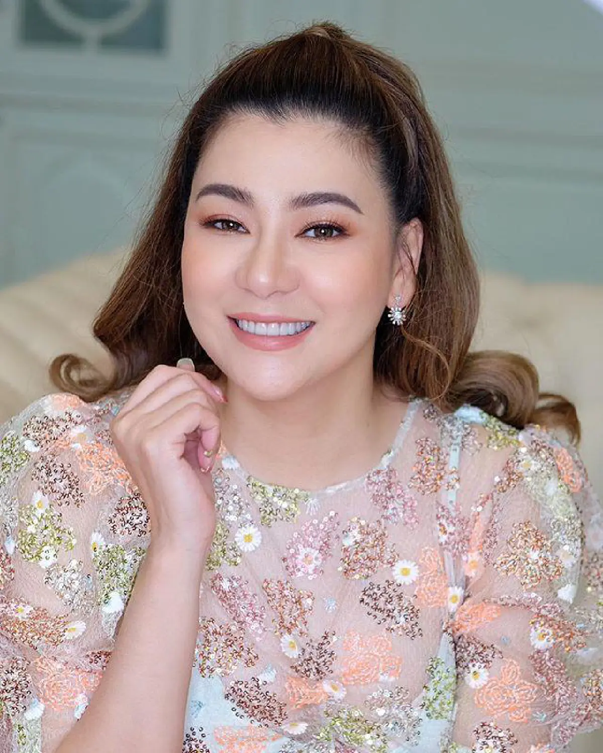 โอ๋ ภัคจีรา สลัดผ้าพาครอบครัวเที่ยวมัลดีฟส์ อวดหน้าสดสวยใสมาก