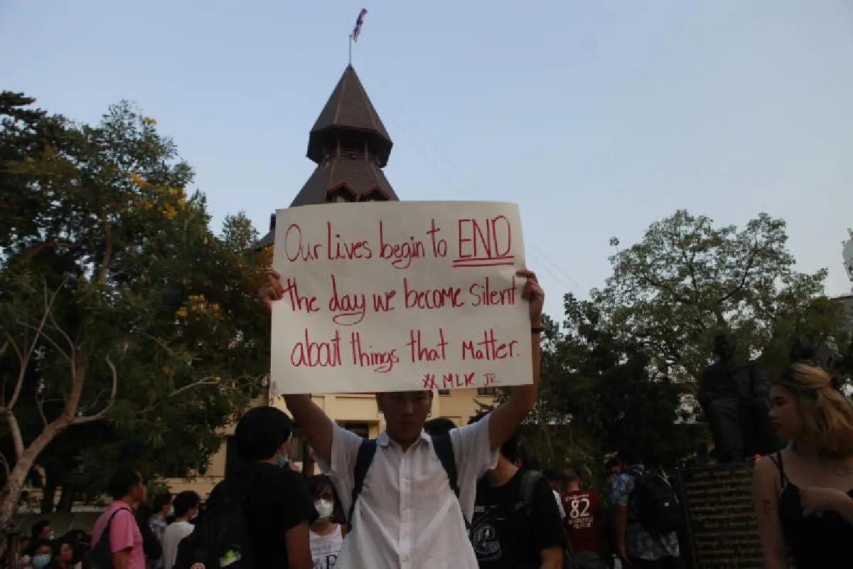 แฟลชม็อบสวมหน้ากากอนามัย จุดเทียนทวงคืนความยุติธรรม