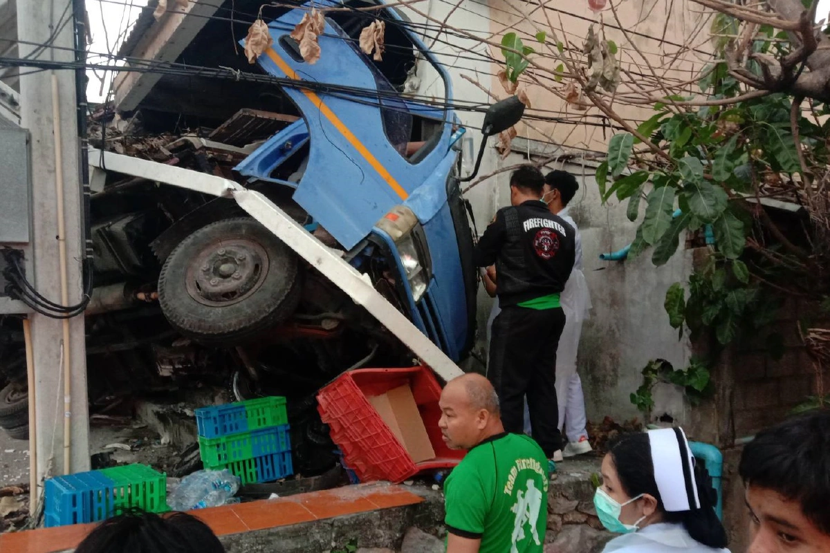 วินาศสันตะโร!รถบรรทุกน้ำแข็งพุ่งชนร้านแฟมิลี่มาร์ทคนขับถูกอัดก็อปปี้