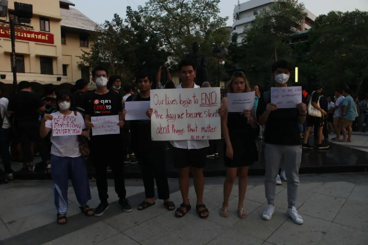 แฟลชม็อบสวมหน้ากากอนามัย จุดเทียนทวงคืนความยุติธรรม