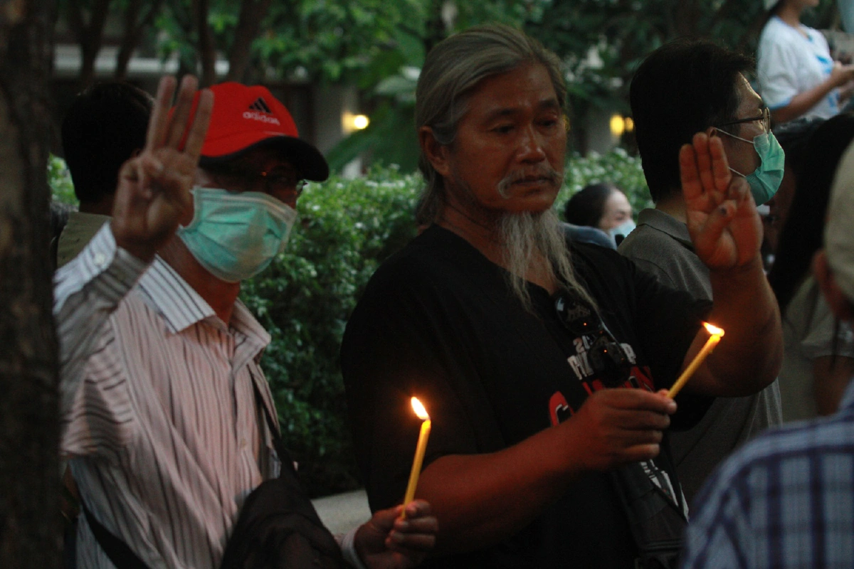 แฟลชม็อบสวมหน้ากากอนามัย จุดเทียนทวงคืนความยุติธรรม