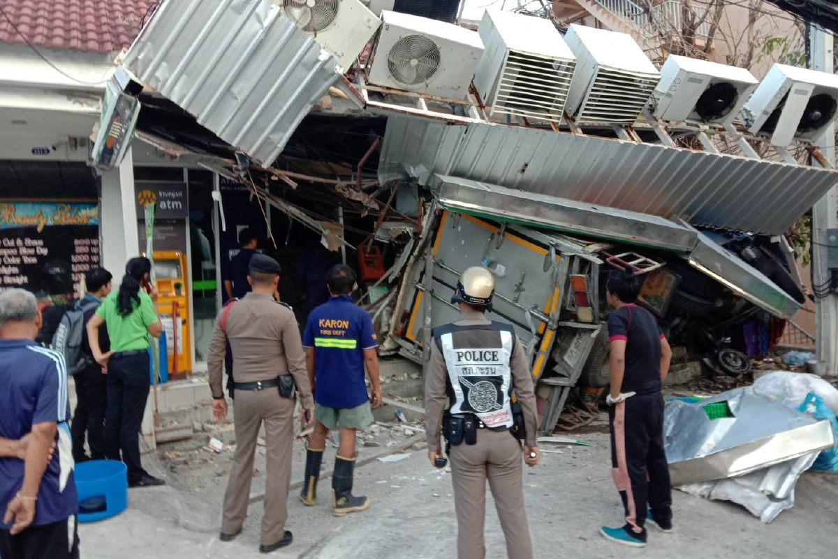 วินาศสันตะโร!รถบรรทุกน้ำแข็งพุ่งชนร้านแฟมิลี่มาร์ทคนขับถูกอัดก็อปปี้