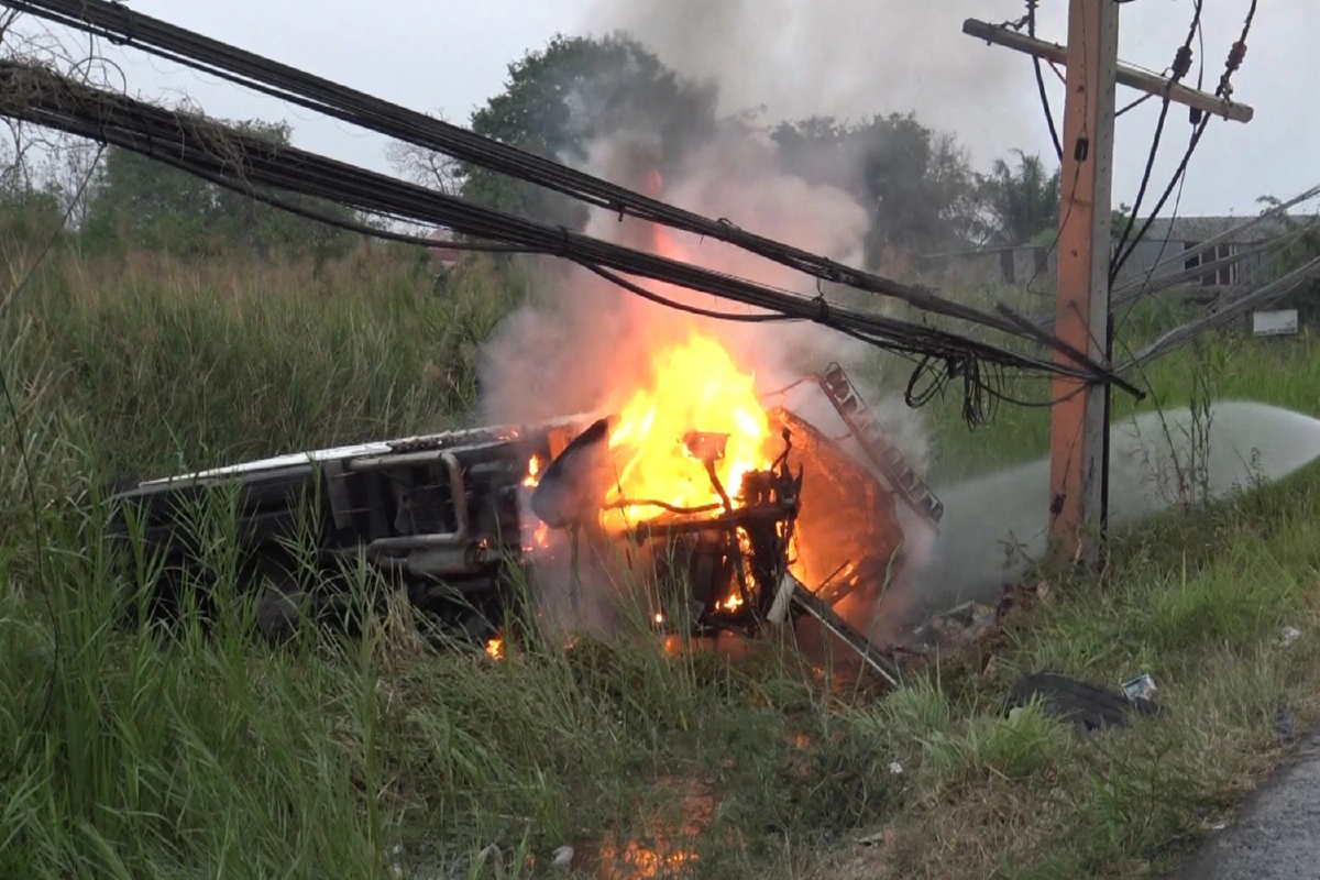 รถบรรทุกชนเสาไฟฟ้า เพลิงไหม้ย่างสดคนขับ ภรรยารอดหนีทัน