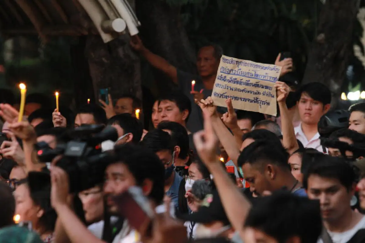 แฟลชม็อบสวมหน้ากากอนามัย จุดเทียนทวงคืนความยุติธรรม