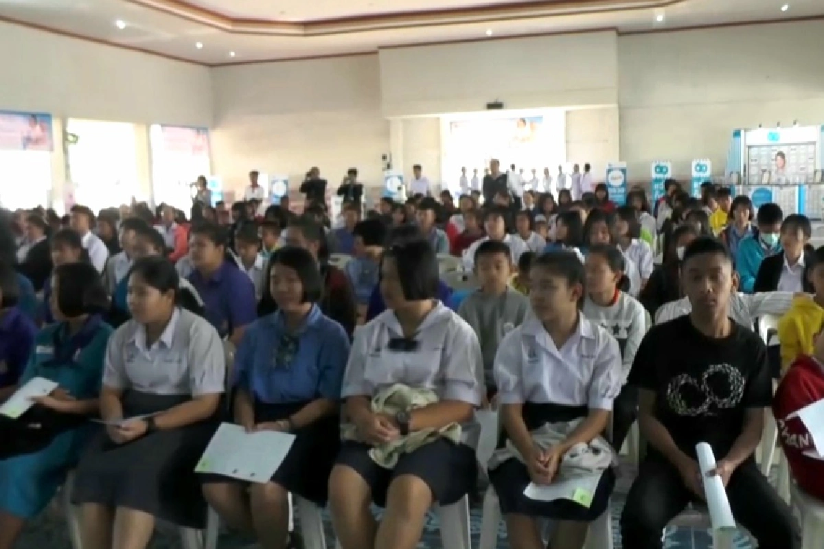 นักเรียนชัยภูมิสุดทราบซึ้งน้ำพระทัยได้รับแว่นตาเพื่อน้อง