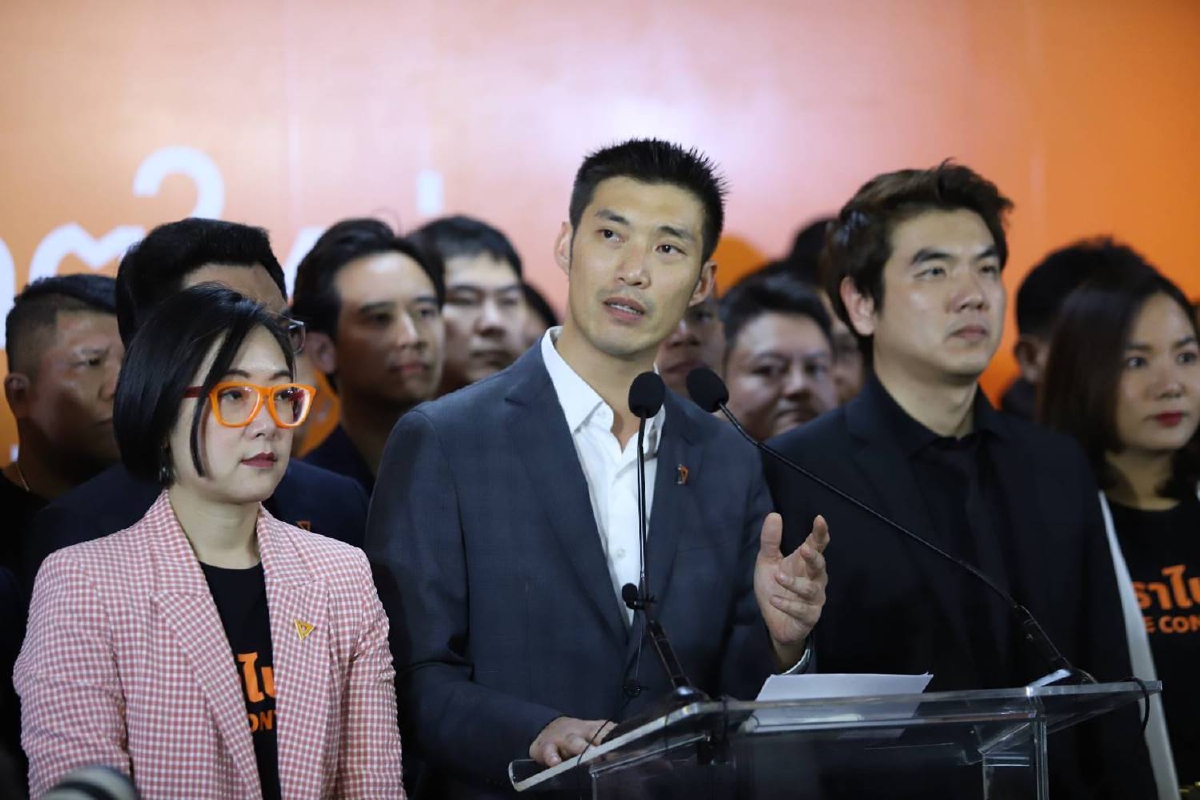 'ธนาธร'ตั้งคณะอนาคตใหม่สู้ต่อ'ปิยบุตร'ปลุกลุยนอกสภา 'ธนาธร'ตั้งคณะอนาคตใหม่สู้ต่อ'ปิยบุตร'ปลุกลุยนอกสภา