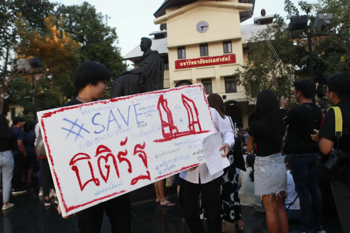 แฟลชม็อบสวมหน้ากากอนามัย จุดเทียนทวงคืนความยุติธรรม