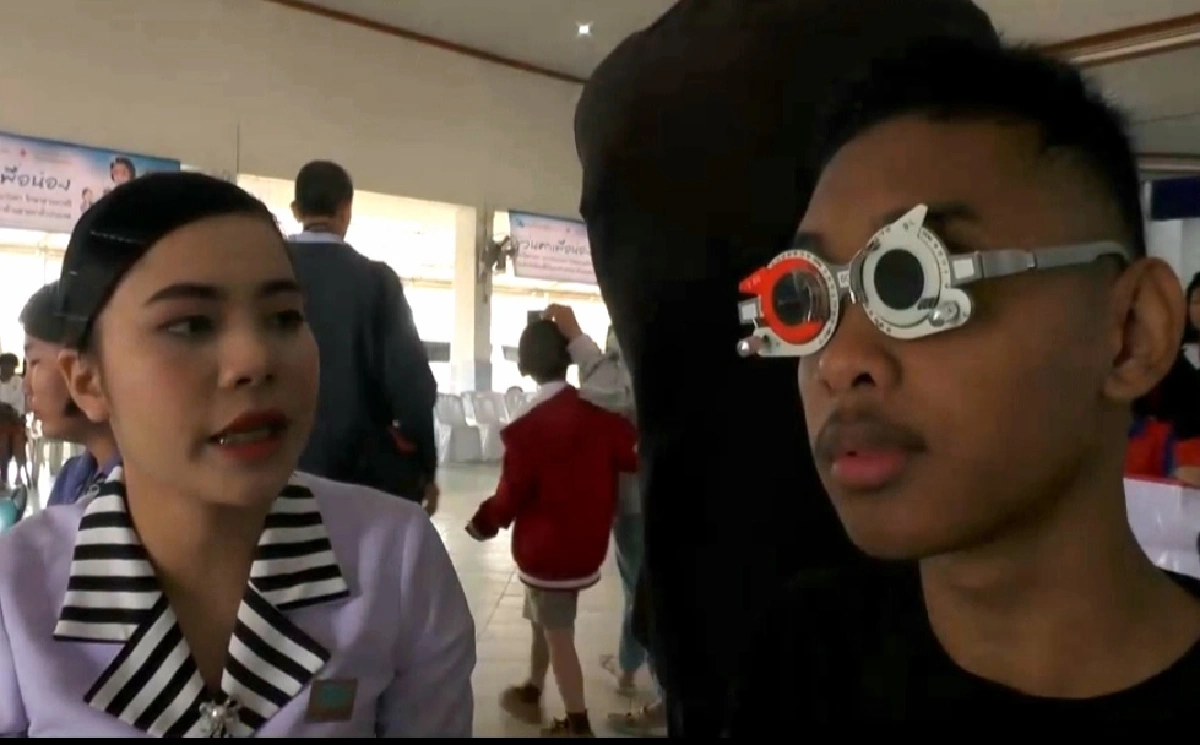 นักเรียนชัยภูมิสุดทราบซึ้งน้ำพระทัยได้รับแว่นตาเพื่อน้อง