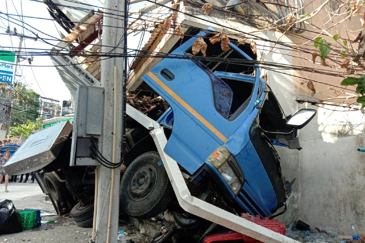 วินาศสันตะโร!รถบรรทุกน้ำแข็งพุ่งชนร้านแฟมิลี่มาร์ทคนขับถูกอัดก็อปปี้