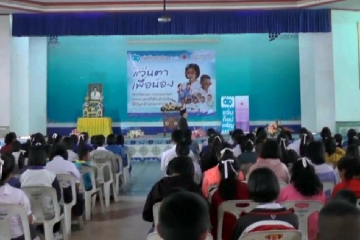 นักเรียนชัยภูมิสุดทราบซึ้งน้ำพระทัยได้รับแว่นตาเพื่อน้อง