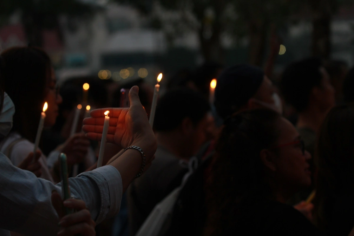 แฟลชม็อบสวมหน้ากากอนามัย จุดเทียนทวงคืนความยุติธรรม