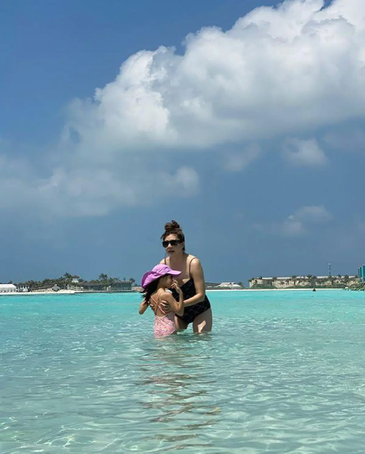 โอ๋ ภัคจีรา สลัดผ้าพาครอบครัวเที่ยวมัลดีฟส์ อวดหน้าสดสวยใสมาก