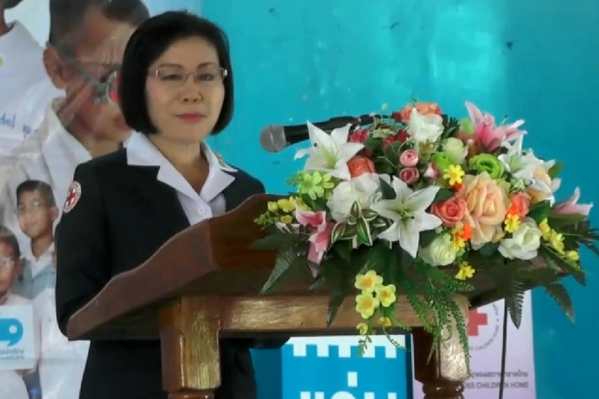 นักเรียนชัยภูมิสุดทราบซึ้งน้ำพระทัยได้รับแว่นตาเพื่อน้อง