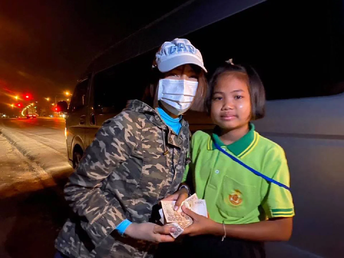 “จินตหรา” ทำเด็กนร.ร้องโฮ! หลังเก็บกระเป๋าเงินได้ส่งคืนให้เองกับมือ