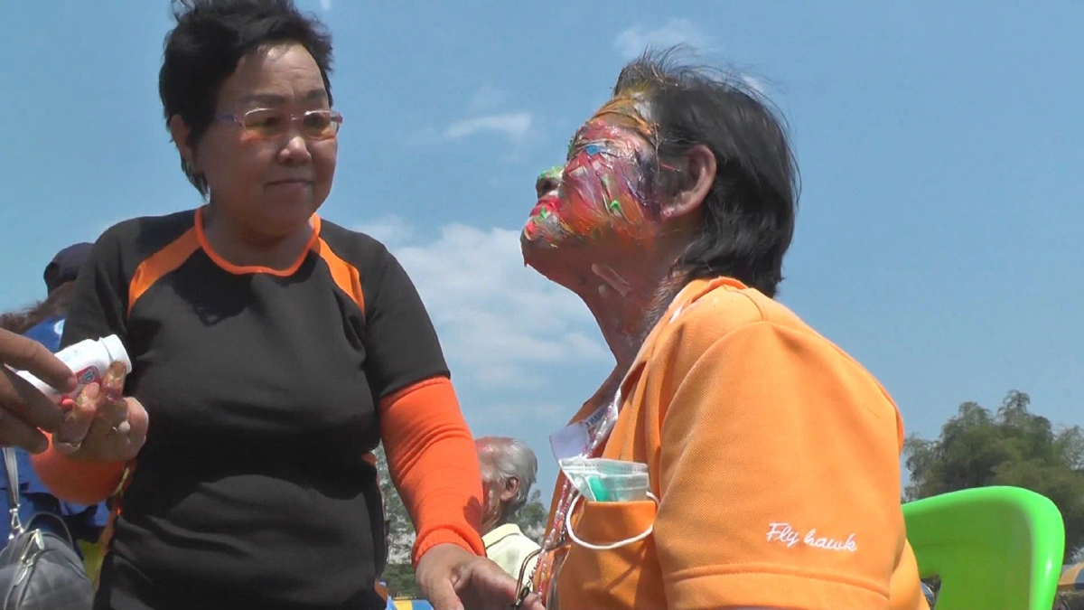 จัดแข่งกีฬาพื้นบ้านเรียกเสียงฮาเฮให้ผู้สูงอายุเมืองสองแควไม่เหงา