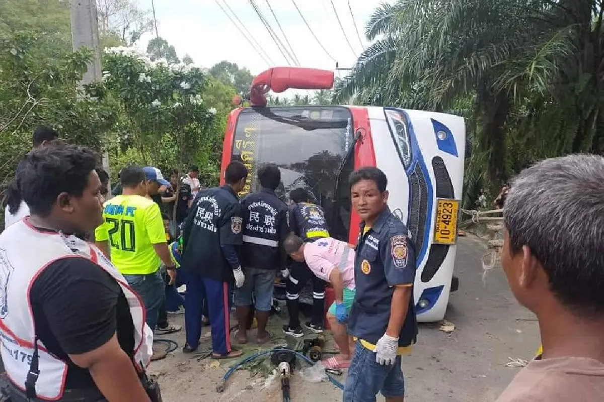 รถบัสคณะสมาคมไหหลำขึ้นเขาไม่ไหว ไหลตกเนินคว่ำดับ2