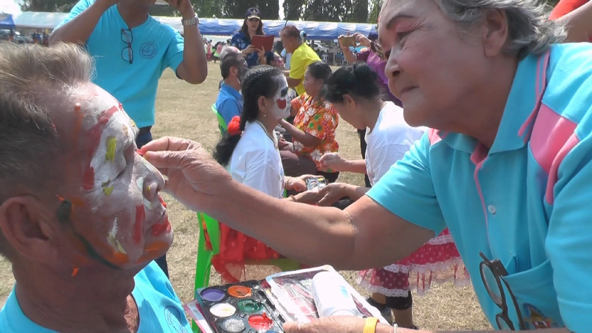 จัดแข่งกีฬาพื้นบ้านเรียกเสียงฮาเฮให้ผู้สูงอายุเมืองสองแควไม่เหงา