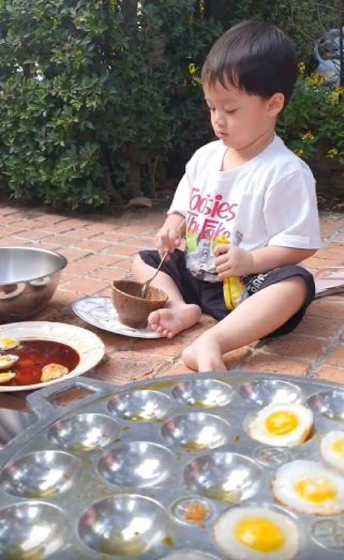 ชาวเน็ตแห่ชื่นชม “ชมพู่ อารยา" ชวนลูกทำไข่ครกกระทา นั่งพื้นติดดินกันแบบสุดๆ