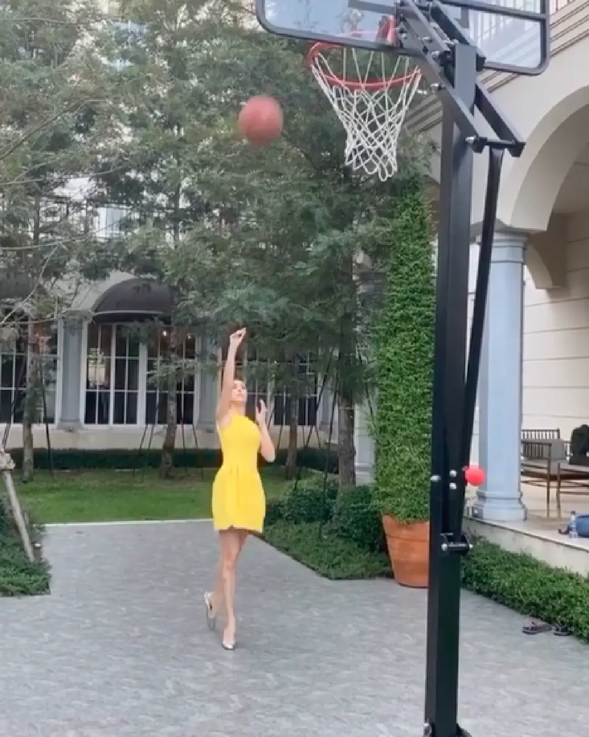 ลีลาสวย “ศรีริต้า” กับท่าชู๊ตบาสที่ยังเป๊ะ แถมเทคเดียวผ่านด้วย