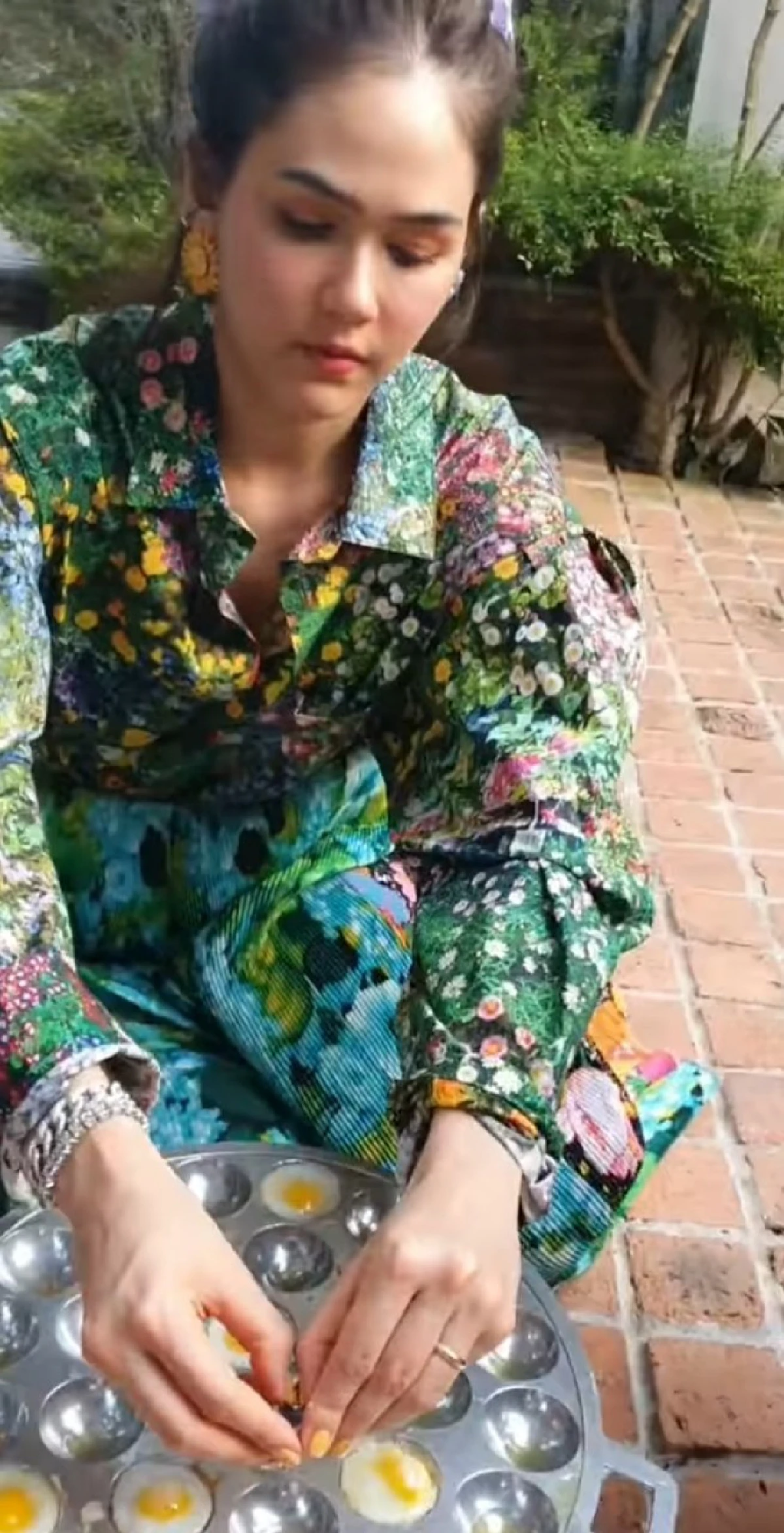 ชาวเน็ตแห่ชื่นชม “ชมพู่ อารยา" ชวนลูกทำไข่ครกกระทา นั่งพื้นติดดินกันแบบสุดๆ