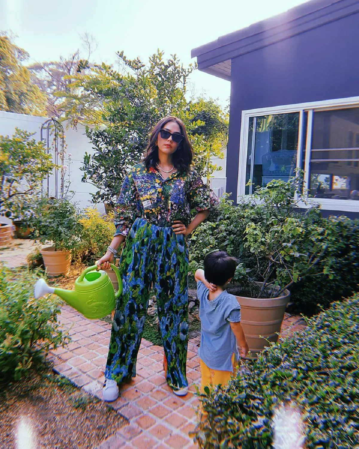 ชาวเน็ตแห่ชื่นชม “ชมพู่ อารยา" ชวนลูกทำไข่ครกกระทา นั่งพื้นติดดินกันแบบสุดๆ