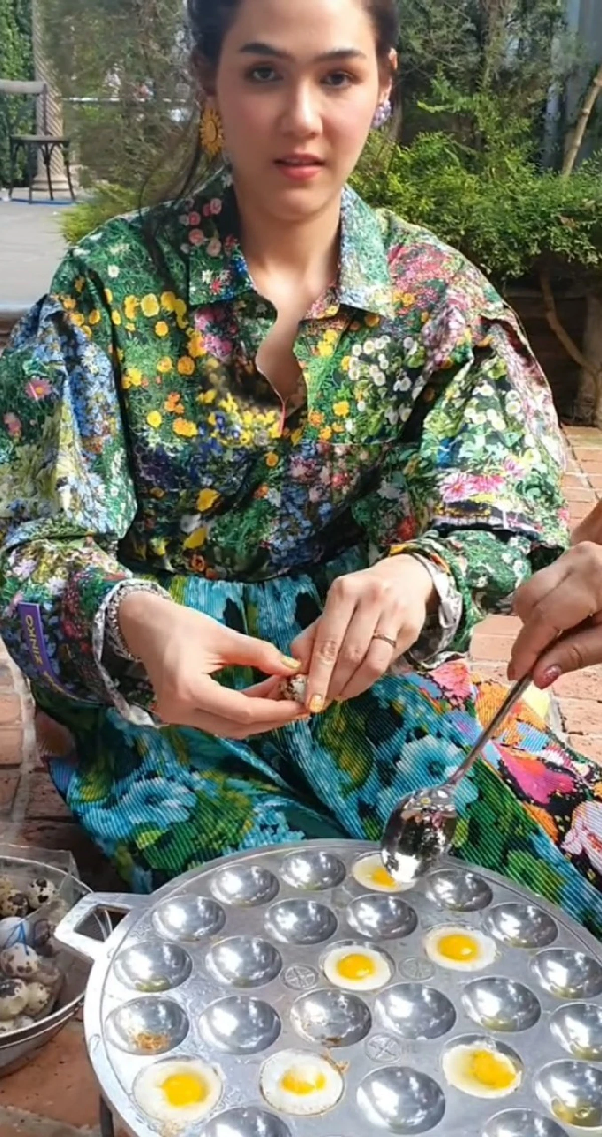 ชาวเน็ตแห่ชื่นชม “ชมพู่ อารยา" ชวนลูกทำไข่ครกกระทา นั่งพื้นติดดินกันแบบสุดๆ