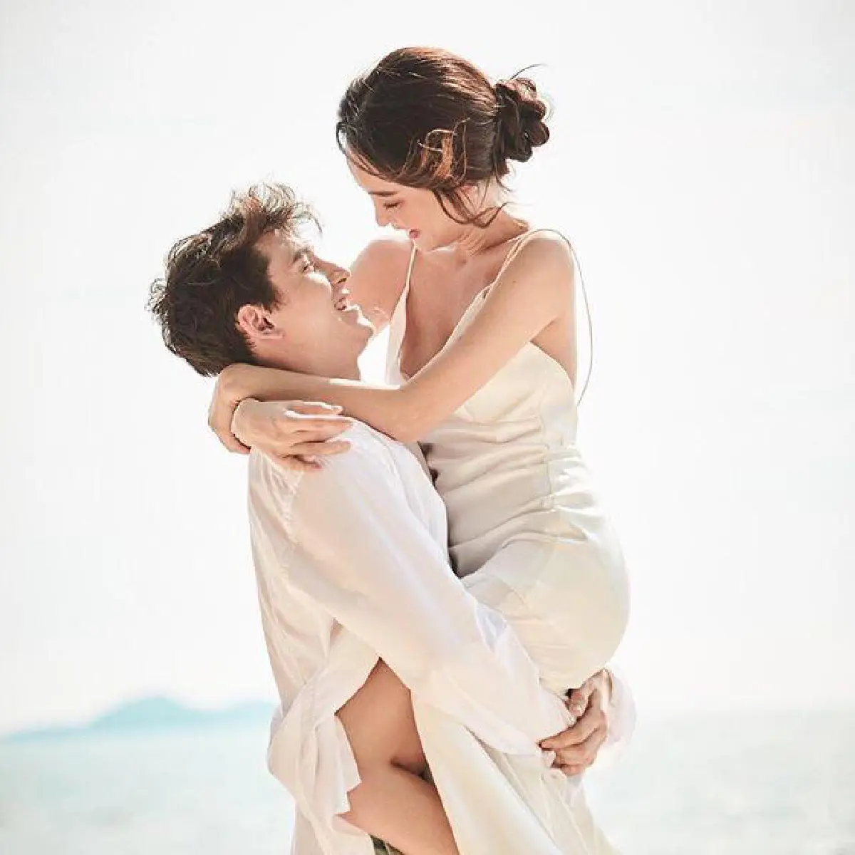 ฝันที่เป็นจริง! กวินท์ ดูวาล อุ้มภรรยาชมบ้านหลังใหม่ด้วยความปลื้มใจ