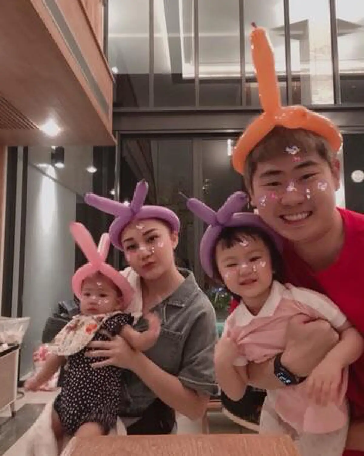 เอ็ม บุษราคัม ซึ้งจนน้ำตาไหล! น้องนาฬิกา ก้มกราบเท้าขอพรวันเกิดอายุครบ 2 ขวบ