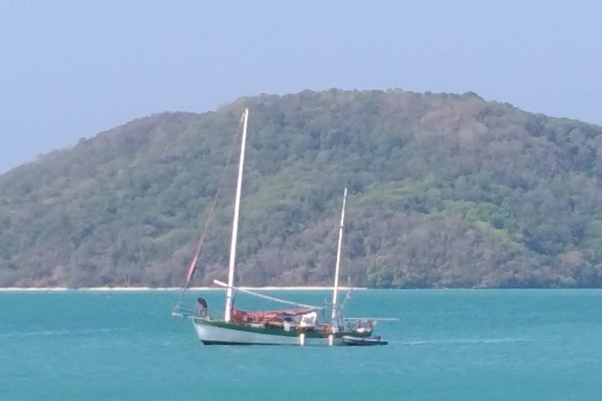 ทัพเรือภาค3ลากเรือใบอังกฤษเข้าฝั่งหลังลอยกลางอ่าวภูเก็ตนาน3วัน