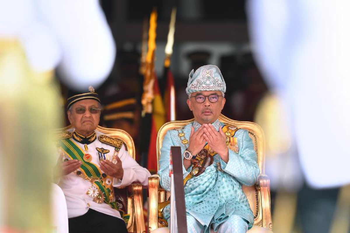 กษัตริย์มาเลย์สัมภาษณ์เอง ถามสส.เรียงตัว ใครเหมาะนายกฯคนต่อไป กษัตริย์มาเลย์สัมภาษณ์เอง ถามสส.เรียงตัว ใครเหมาะนายกฯคนต่อไป
