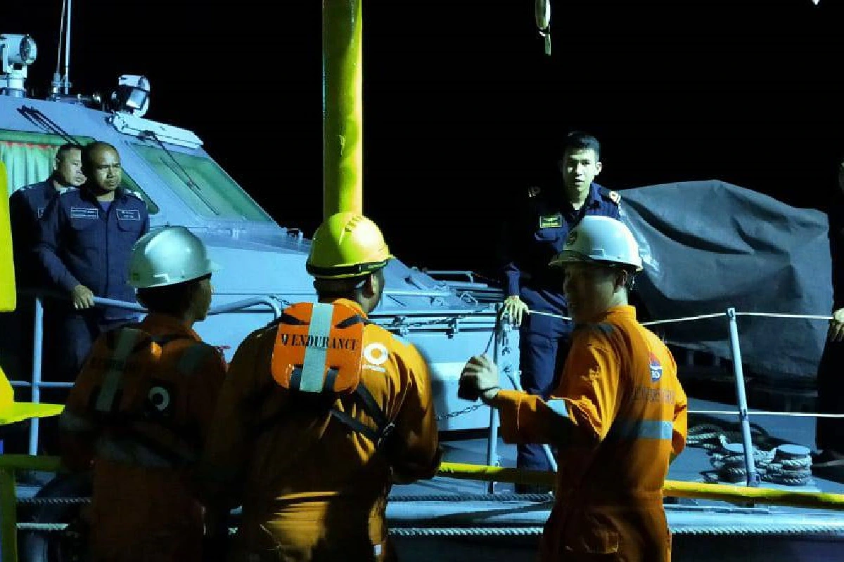 ทัพเรือภาค3ลากเรือใบอังกฤษเข้าฝั่งหลังลอยกลางอ่าวภูเก็ตนาน3วัน