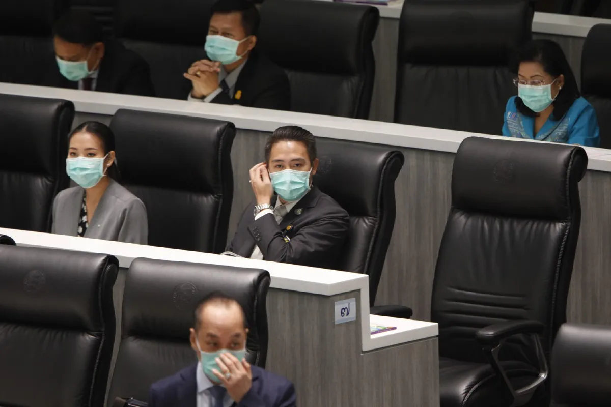 สภาไทยป่วน! ส.ส.ผวาติดไวรัสใส่หน้ากากอนามัยถกศึกซักฟอก