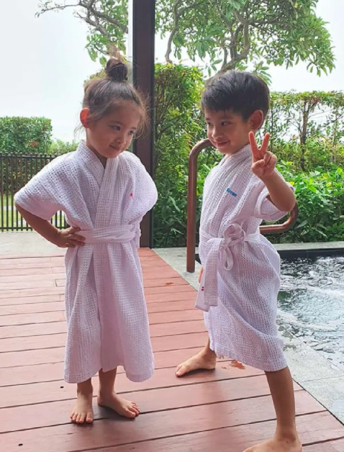 “หมอโอ๊ค” เผย “อลิน-อลัน” ต้องถือพาสปอร์ตเข้าโรงเรียน คุมเข้มป้องกันไวรัส