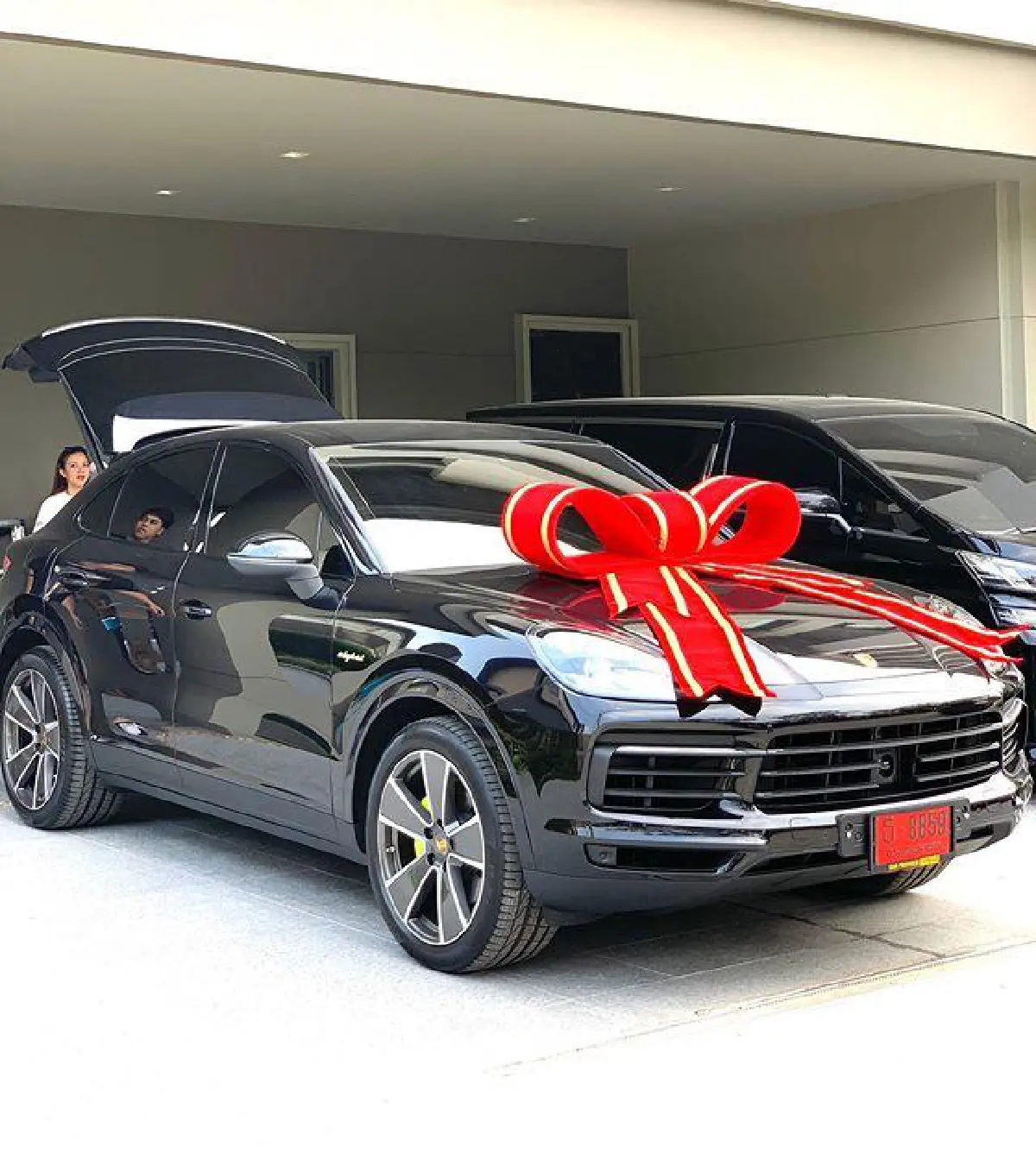 สวยรวยไม่หยุด! จ๊ะ อาร์สยาม ถอยรถหรูคันใหม่ป้ายแดงราคาหลายล้าน