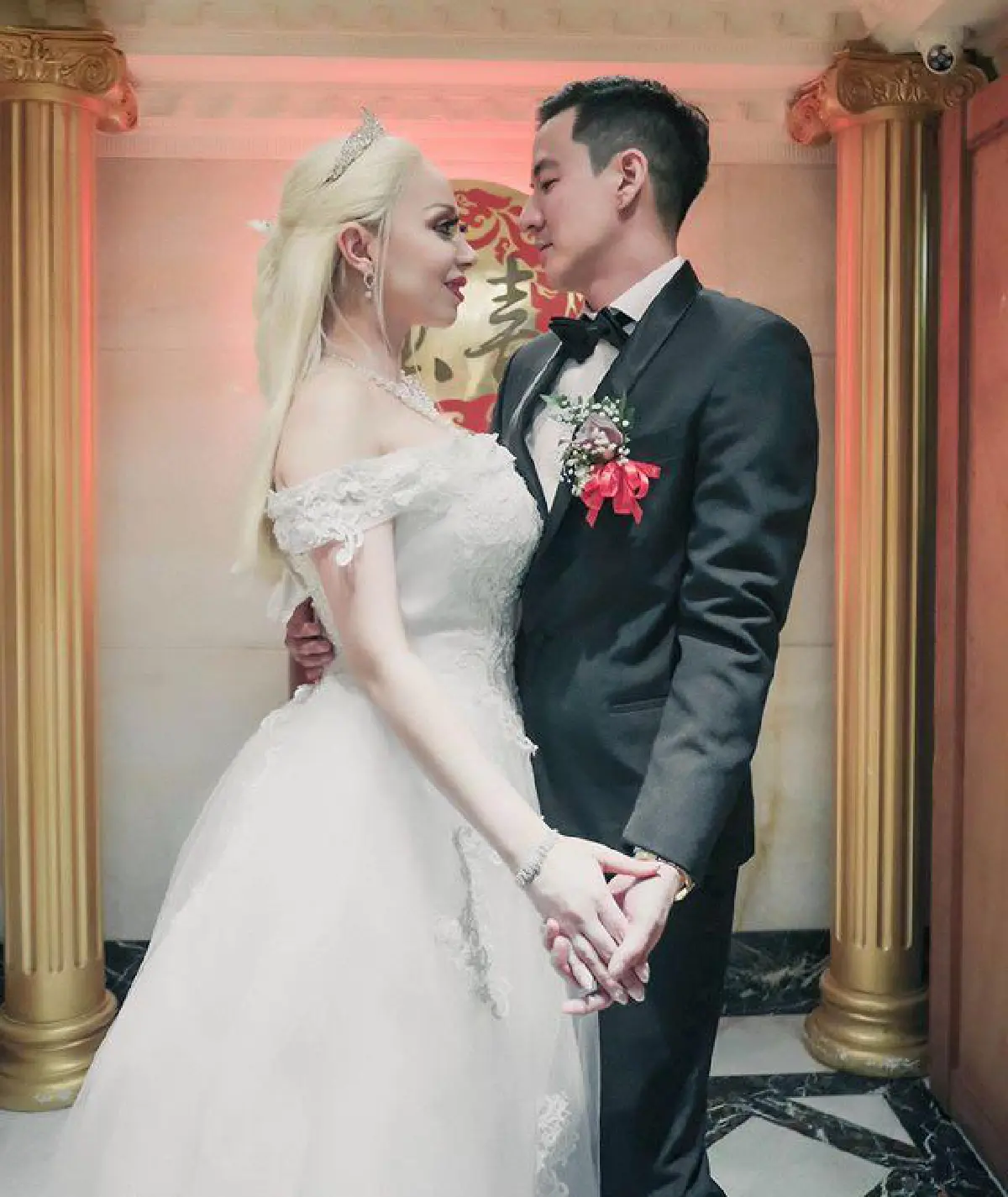 สละโสดอีกราย! ฮาเวิร์ด หวัง ควงเจ้าสาวผมบลอนด์เข้าพิธีแต่งงานสุดชื่นมื่น (คลิป)