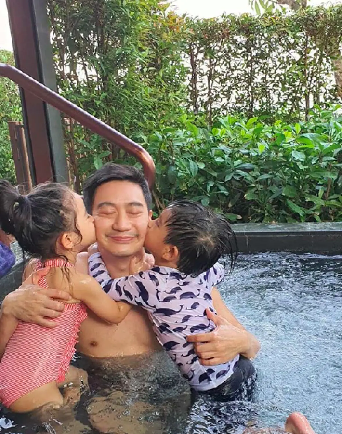 “หมอโอ๊ค” เผย “อลิน-อลัน” ต้องถือพาสปอร์ตเข้าโรงเรียน คุมเข้มป้องกันไวรัส