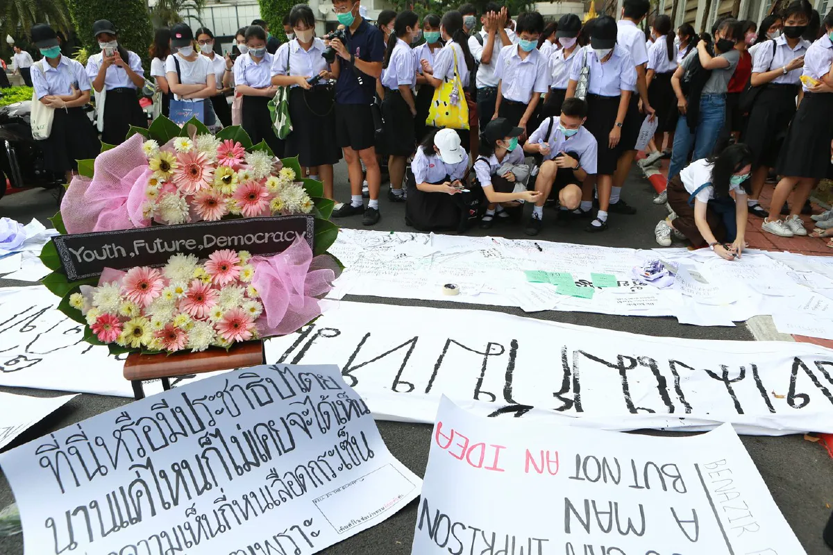 นร.เตรียมอุดม-ศิษย์เก่าเริ่มแล้วจัดกิจกรรมแสดงจุดยืนเรียกร้องปชต.