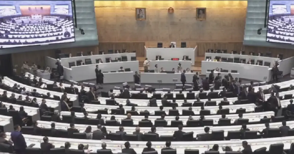 ฝ่ายค้านวอล์กเอ้าต์ไม่ร่วมสังฆกรรมหลังรัฐบาลไม่ยืดเวลาซักฟอก"ป้อม-ป๊อก"