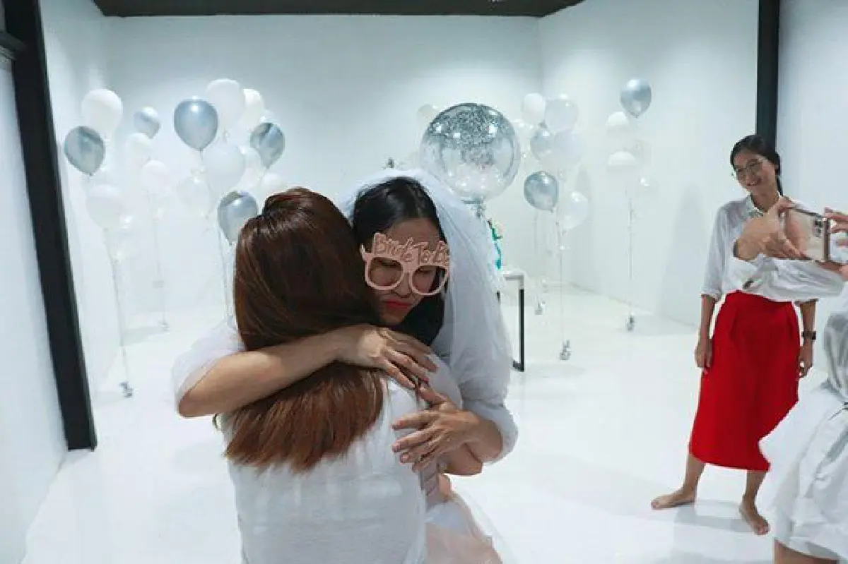 วีเจจ๋า น้ำตาแตก! แก๊งพื่อนสาวบุกเซอร์ไพรส์จัดปาร์ตี้สละโสดให้ถึงสตูดิโอ