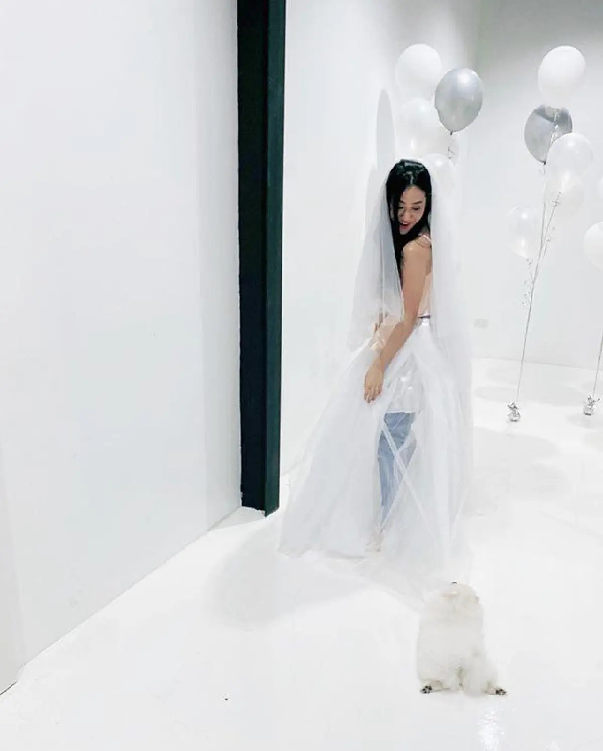 วีเจจ๋า น้ำตาแตก! แก๊งพื่อนสาวบุกเซอร์ไพรส์จัดปาร์ตี้สละโสดให้ถึงสตูดิโอ