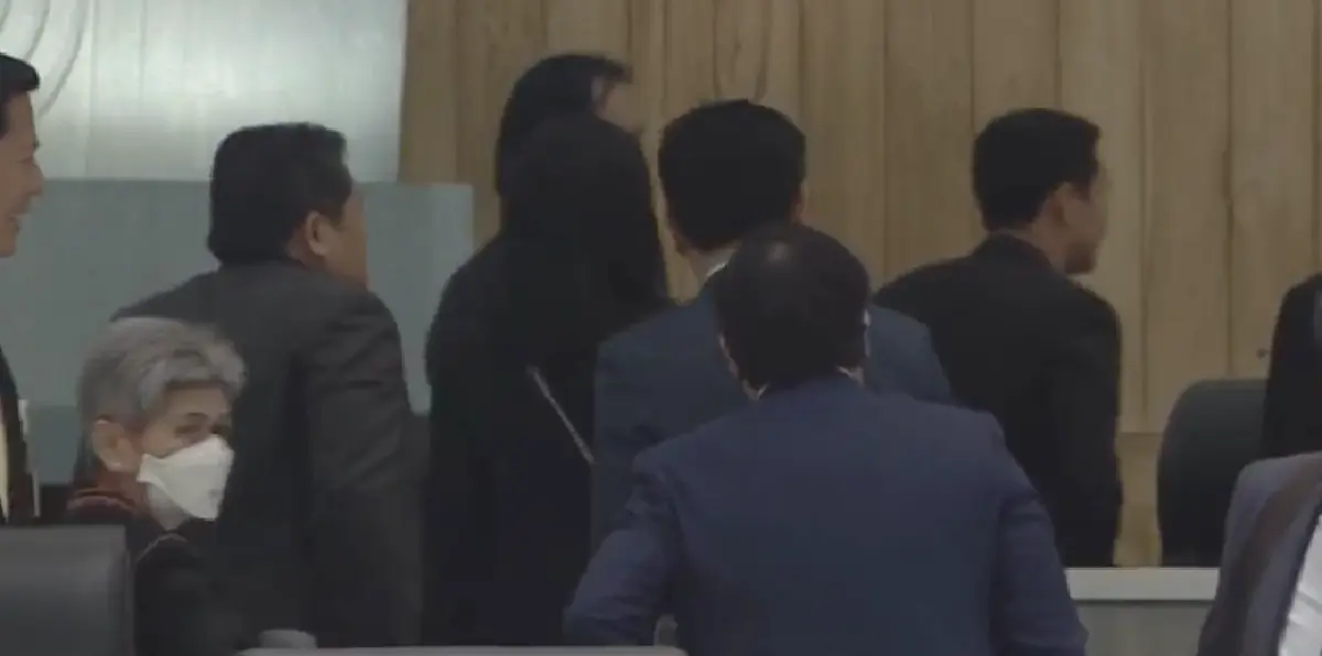 ฝ่ายค้านวอล์กเอ้าต์ไม่ร่วมสังฆกรรมหลังรัฐบาลไม่ยืดเวลาซักฟอก"ป้อม-ป๊อก"