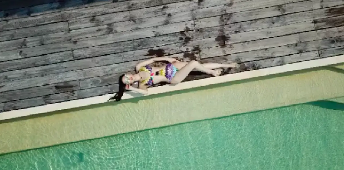 ด้านหลังยังขนาดนี้! “ลิเดีย” นอนอาบแดดแซ่บทะลุชุดตาข่ายออกมา